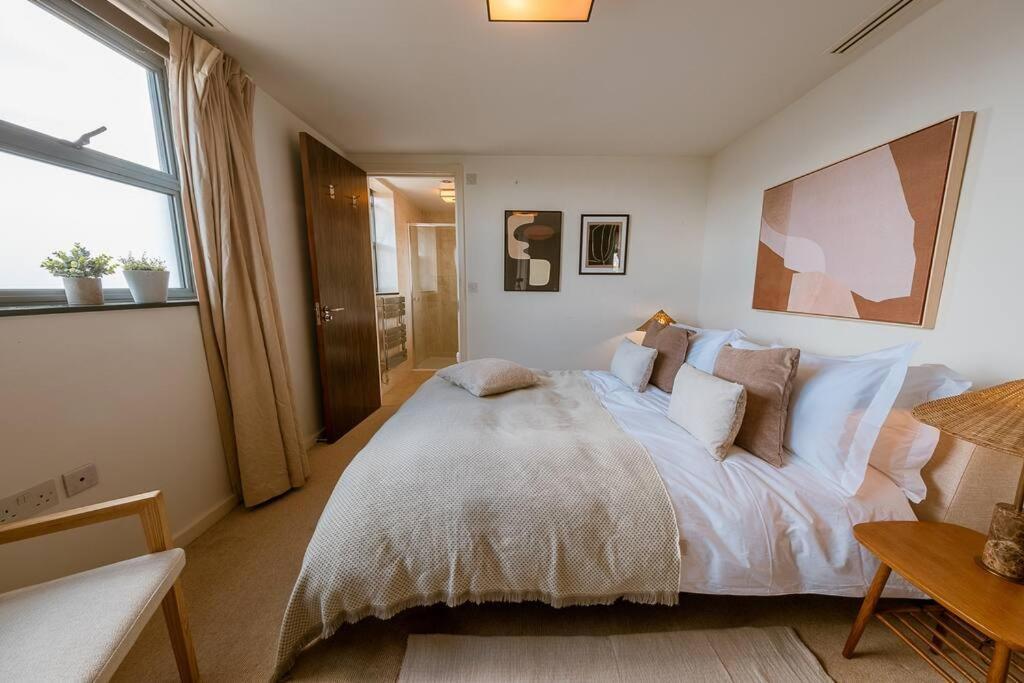 Penthouse. Roof Terrace. Shoreditch. AC 1