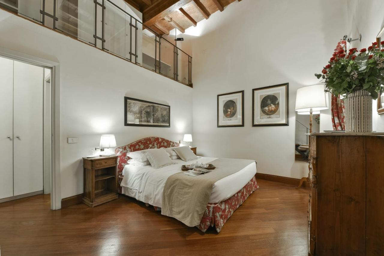 Raffaello Apartment with Fireplace in Oltrarno 1