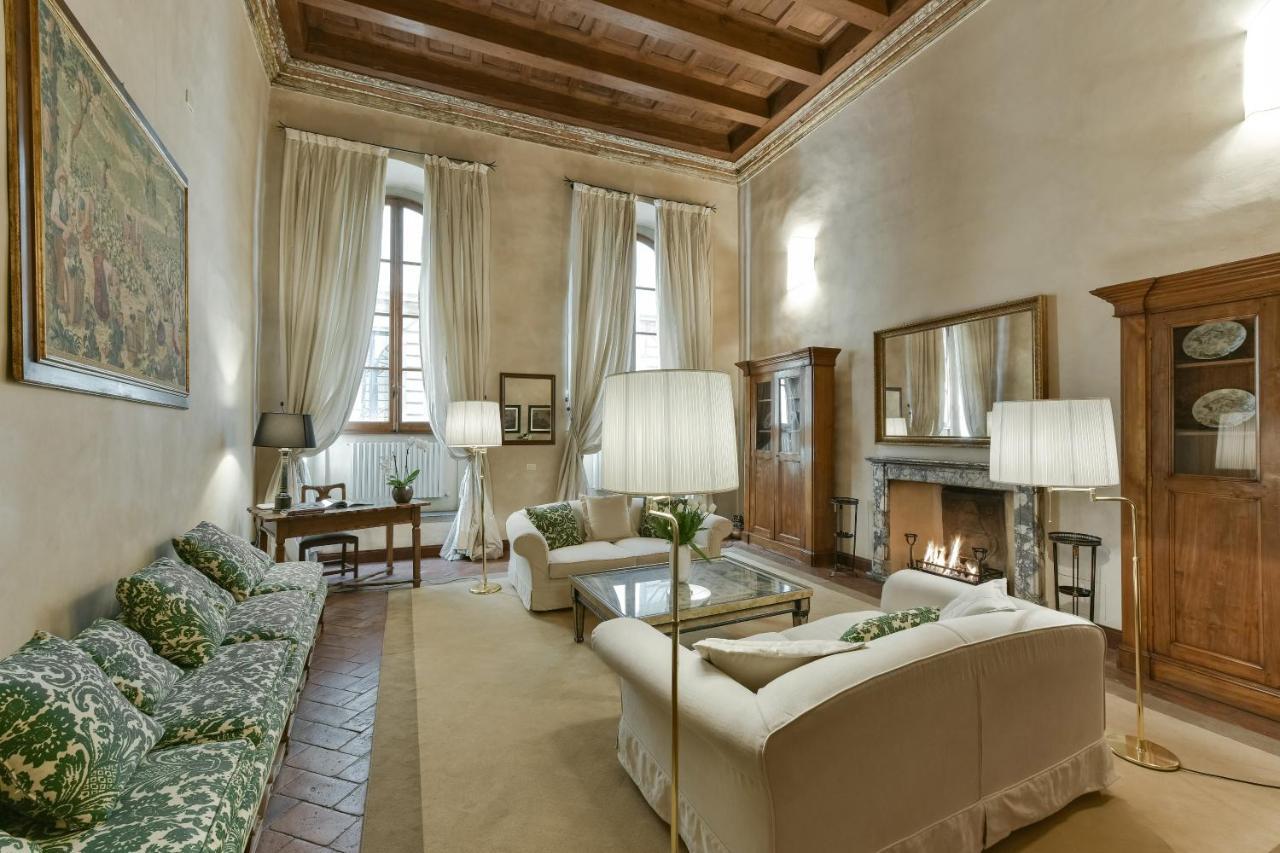 Raffaello Apartment with Fireplace in Oltrarno