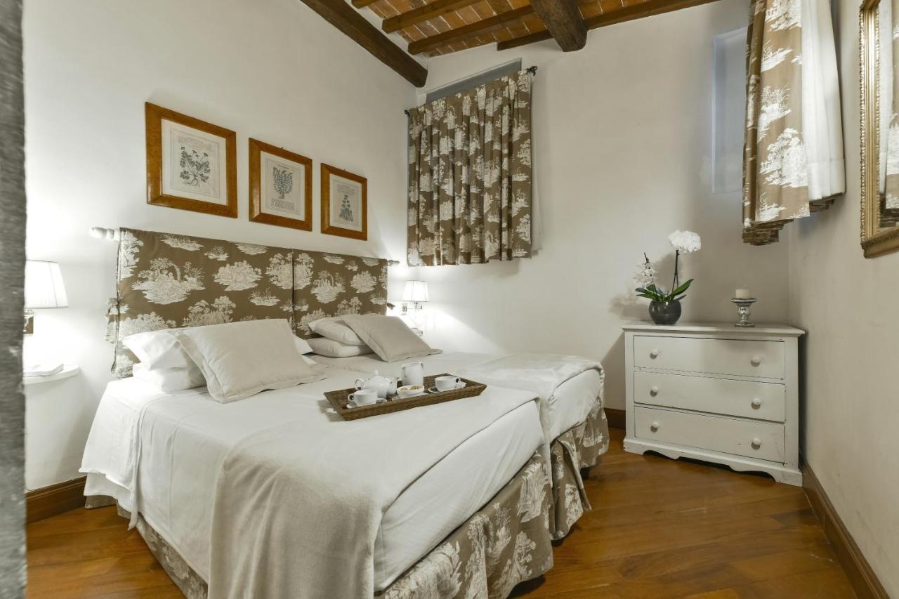 Raffaello Apartment with Fireplace in Oltrarno 2