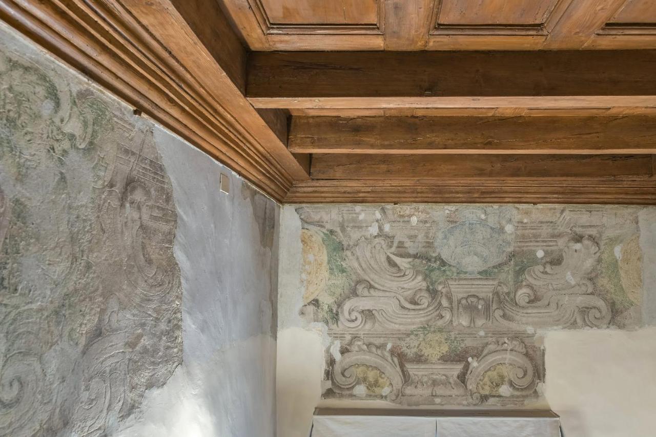 Tintoretto Frescoed Loft in the Oltrarno 2