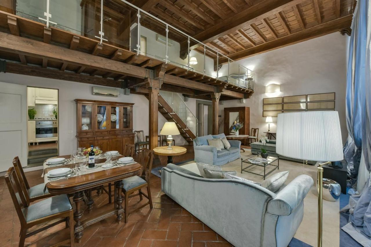 Caravaggio Frescoed Big Loft in Oltrarno 2