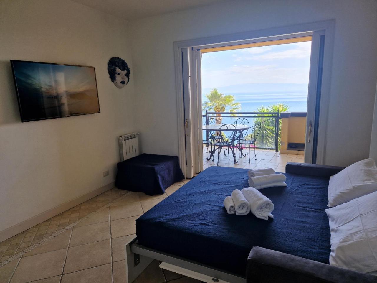Taormina Bella Vista Apartment in Center with Pool by Taormina Holidays 2