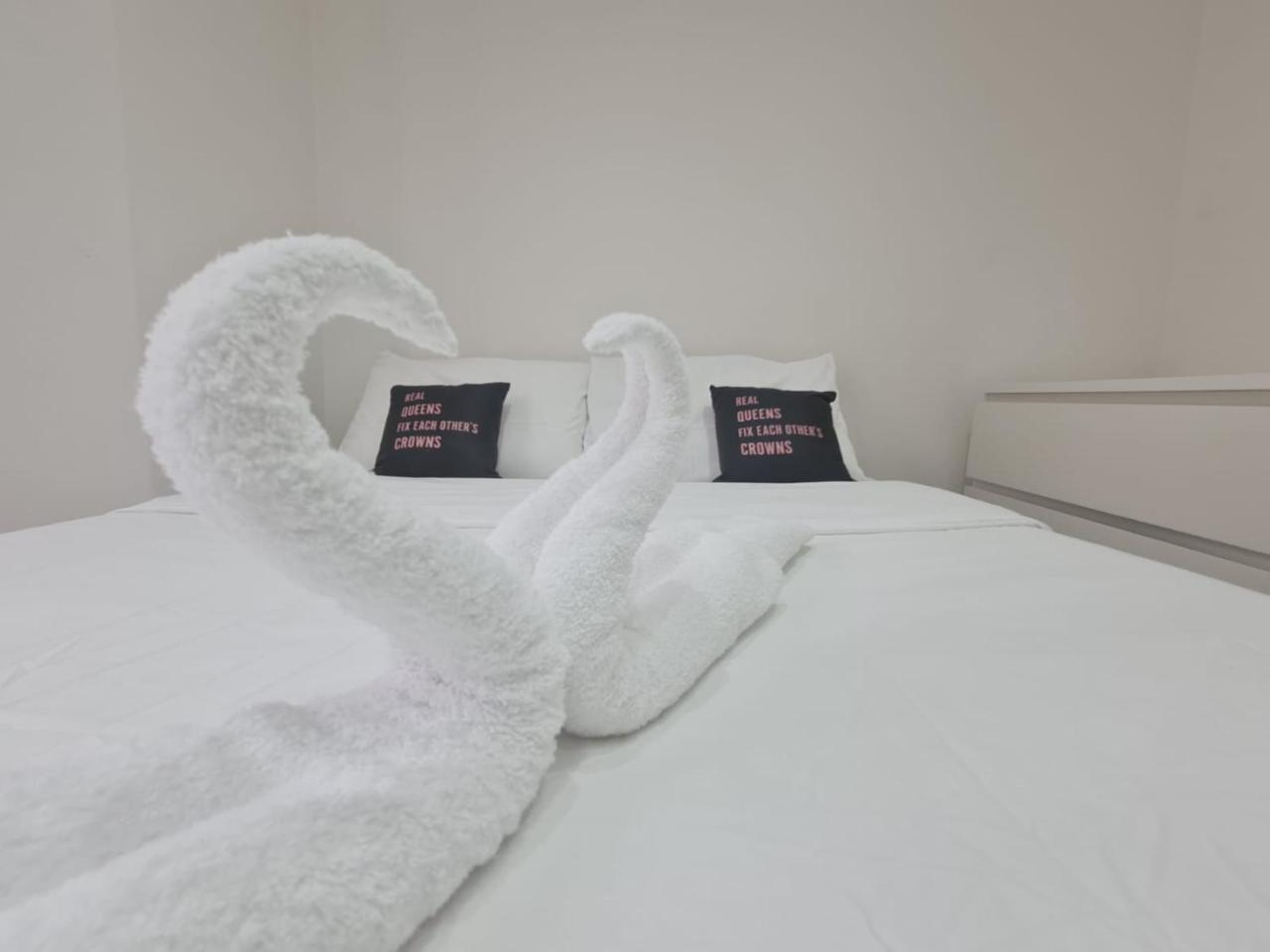 Mile End- Prime Location (Adults Only)