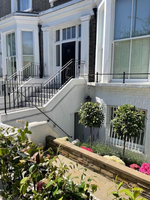 Stylish 3-Bedroom Flat in Kensington 1