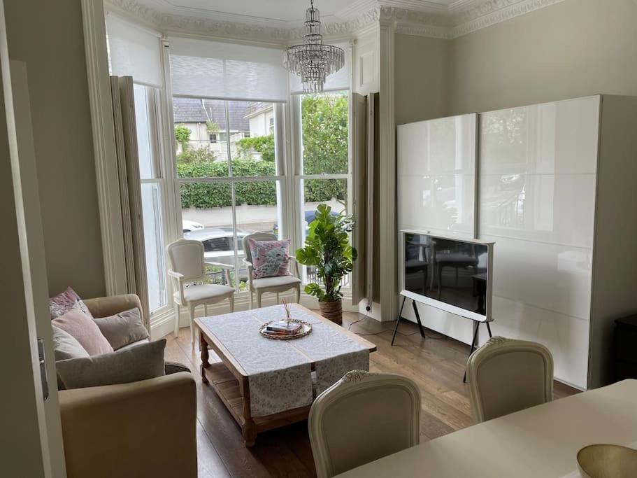 Stylish 3-Bedroom Flat in Kensington 2