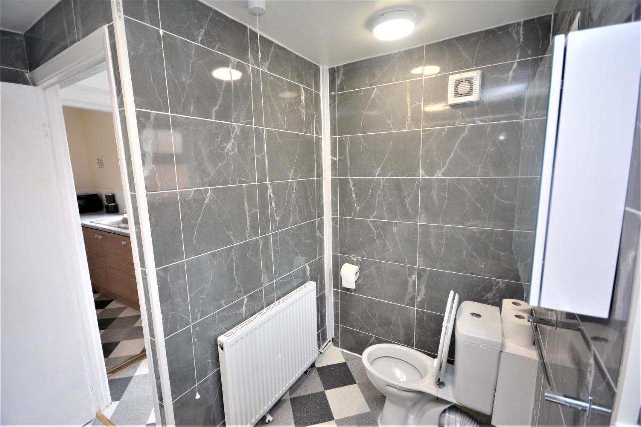 Cheerful 3 Bedroom Home in Greater London 1