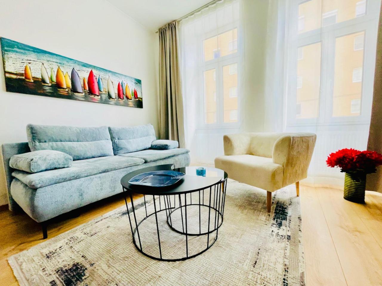 Colorful & Quiet Apartment in Beautiful Viennese Building