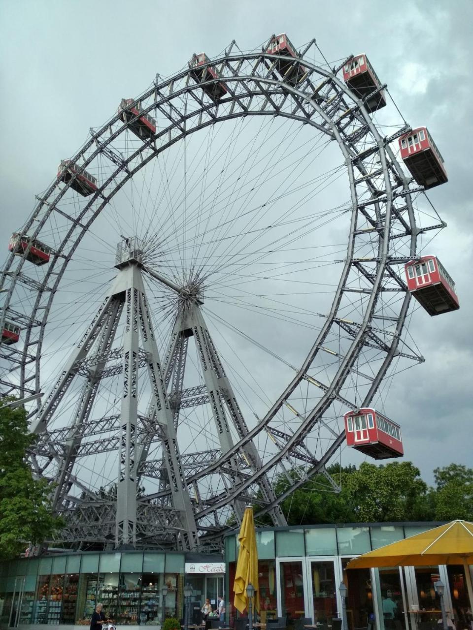 Center ! 2 Stops From the City Center!