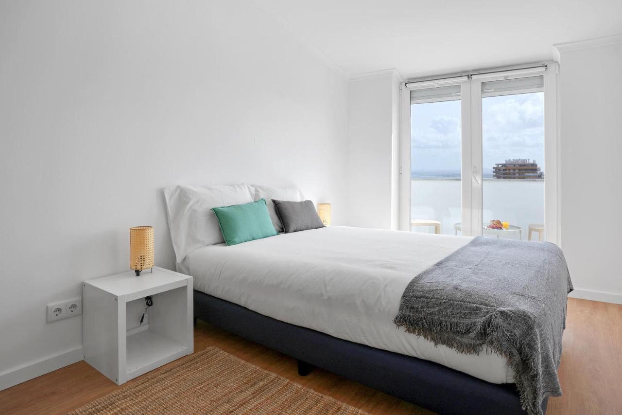 Sunny 2 Bedroom Apartment in Almada - Balconies with River View 1