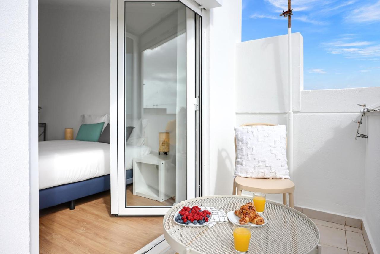 Sunny 2 Bedroom Apartment in Almada - Balconies with River View
