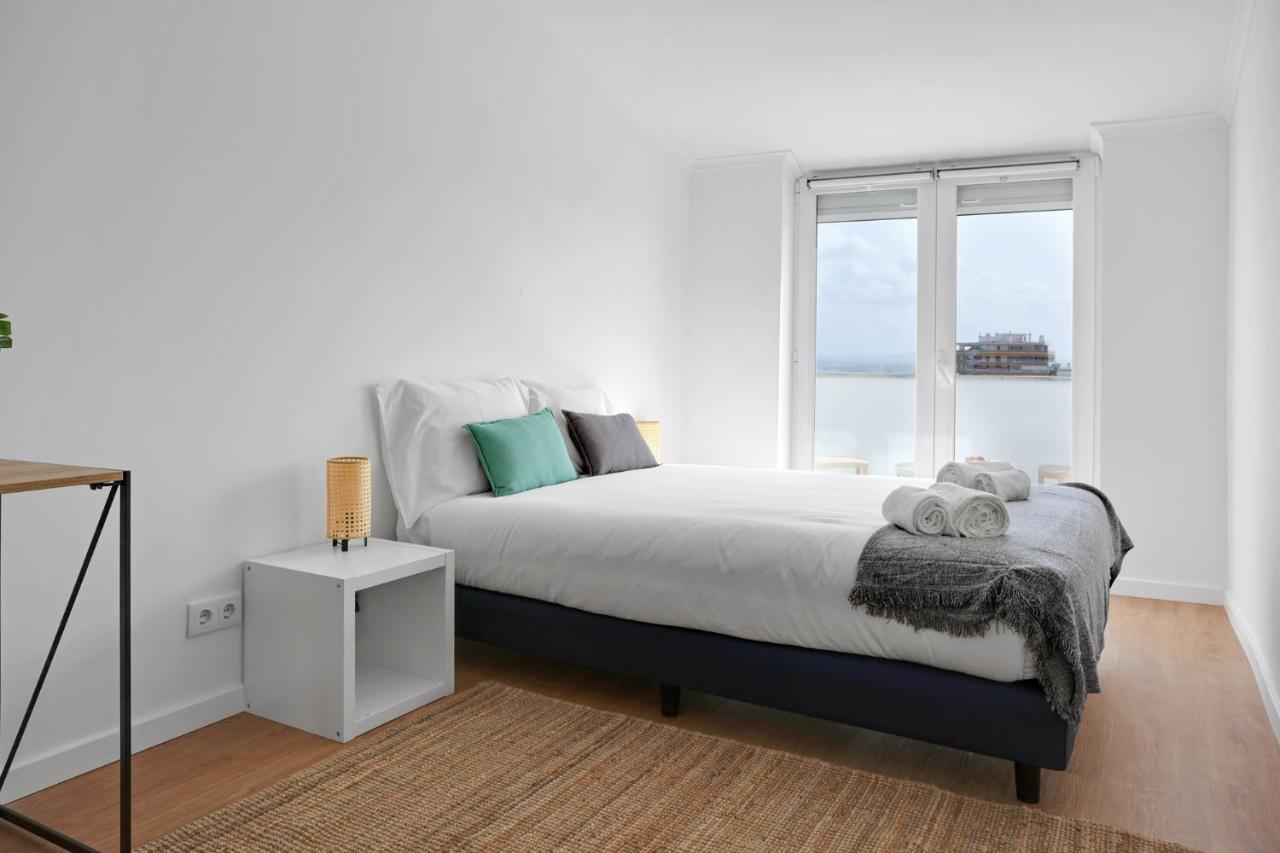 Sunny 2 Bedroom Apartment in Almada - Balconies with River View 2
