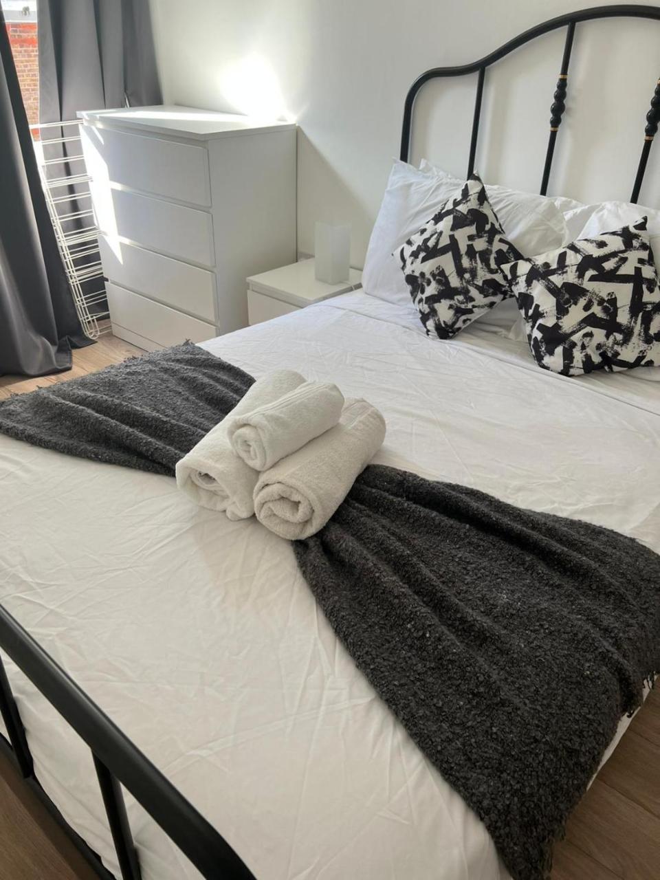 Fully Equipped 2 Bed Flat on Old Compton St! 1