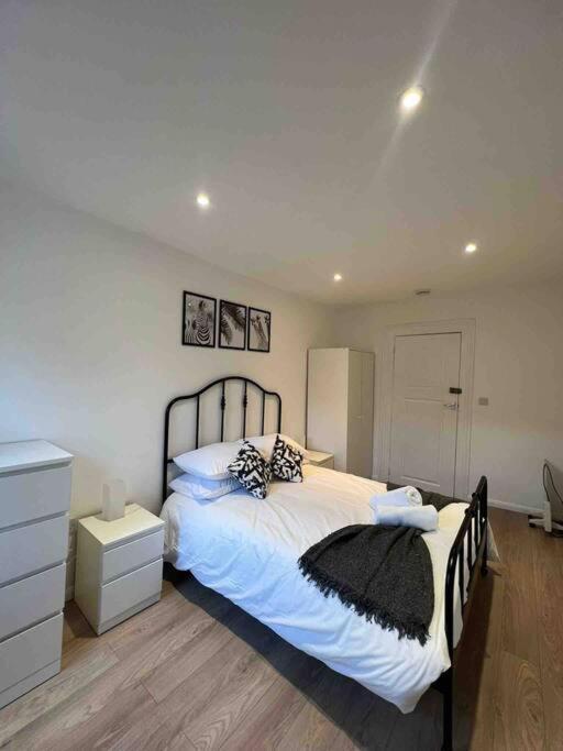 Fully Equipped 2 Bed Flat on Old Compton St!