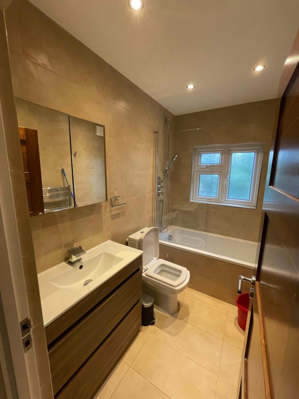 Spacious 2 Bedroom Maisonette in Stratford 2