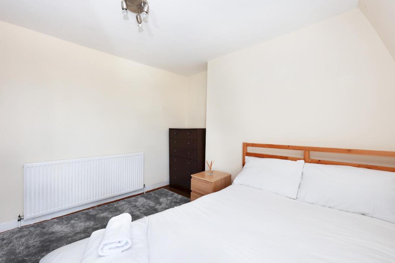 Pass the Keys Comfy Flat by Oval Cricket Club 1