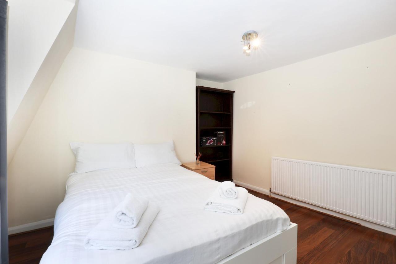Pass the Keys Comfy Flat by Oval Cricket Club 2