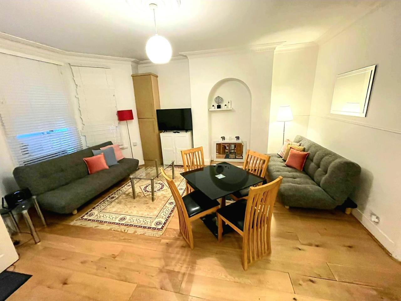 Spacious 2 Bedroom Flat with Private Entrance And Back Patio, 2min Walk To Earl's Court Station