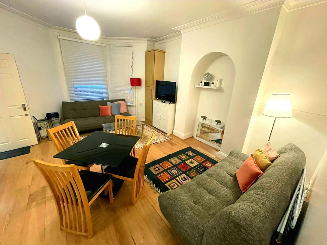 Spacious 2 Bedroom Flat with Private Entrance And Back Patio, 2min Walk To Earl's Court Station 1