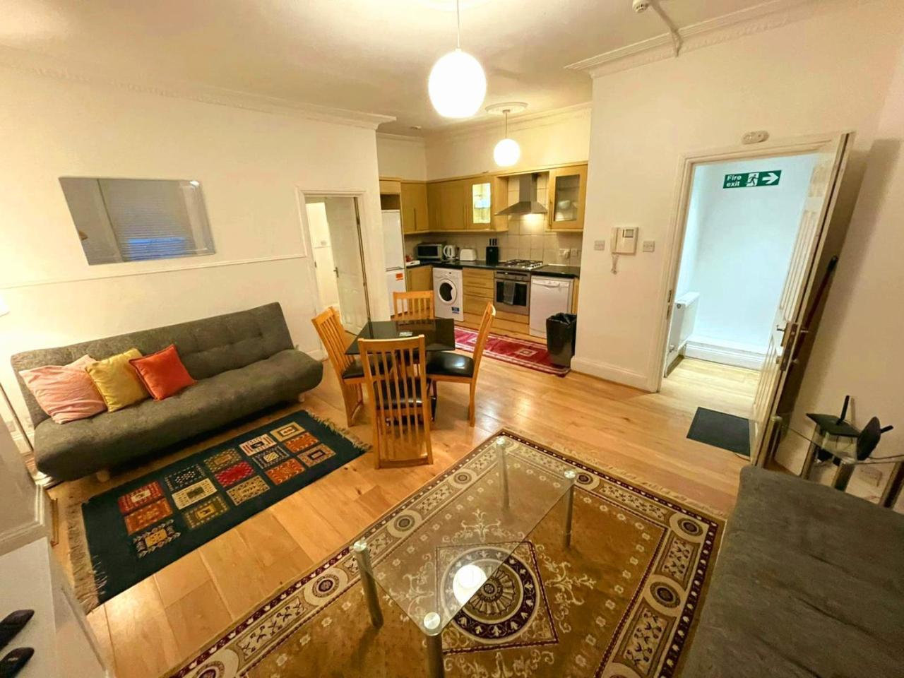 Spacious 2 Bedroom Flat with Private Entrance And Back Patio, 2min Walk To Earl's Court Station 2