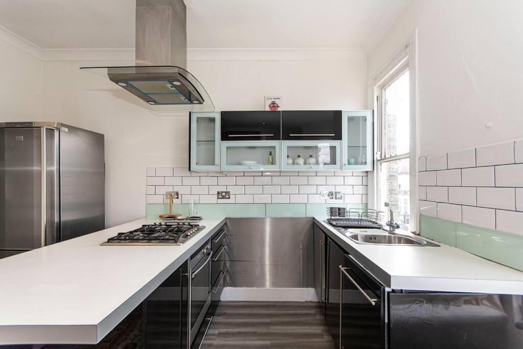 Lovely Place, Perfect for Family And Business Travellers Ideally Located Between the Commons 1