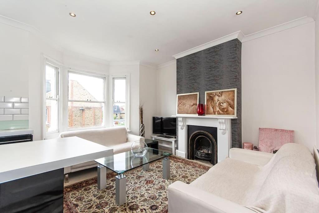 Lovely Place, Perfect for Family And Business Travellers Ideally Located Between the Commons