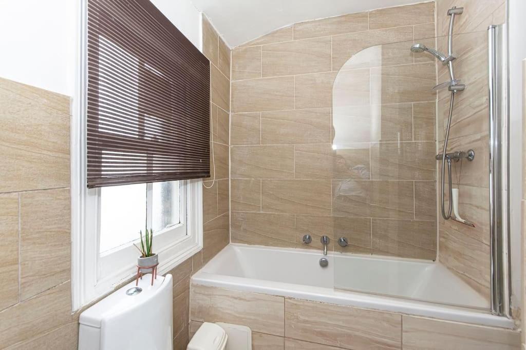 Lovely Place, Perfect for Family And Business Travellers Ideally Located Between the Commons 2