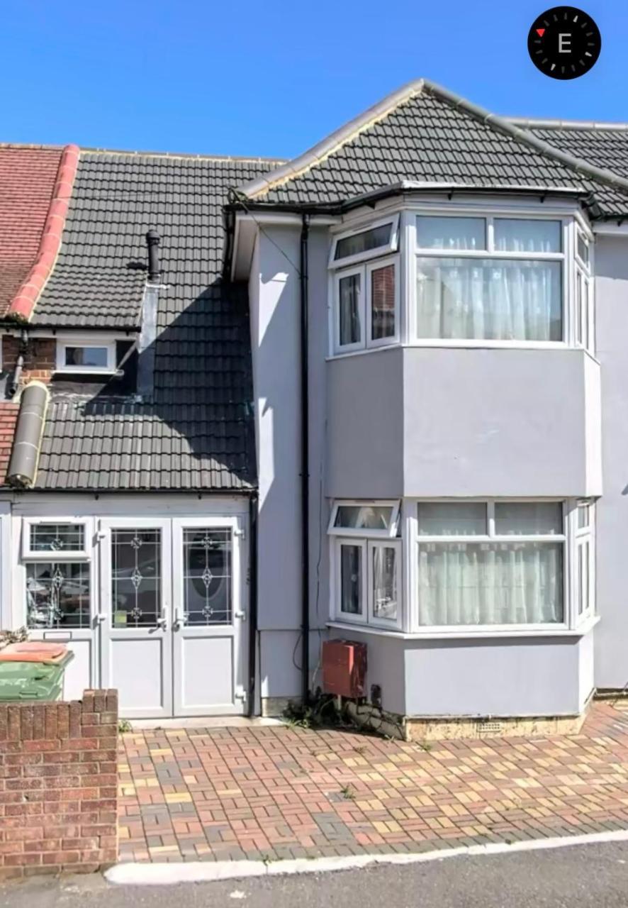 Hameway House- Stunning 4 Bedroom House with a Spacious Kitchen 1