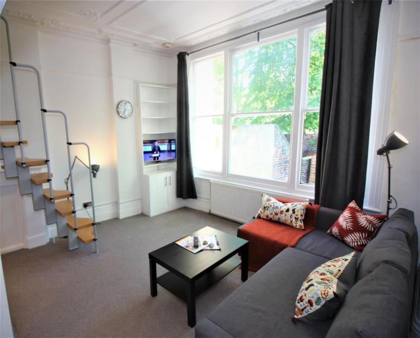 Well Appointed Garden Condo in Kensington Olympia 1