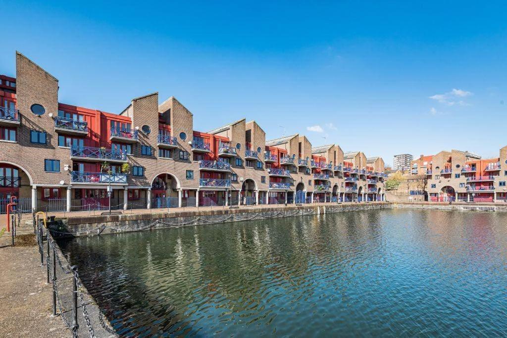 City Riverview Apartment with Parking 1
