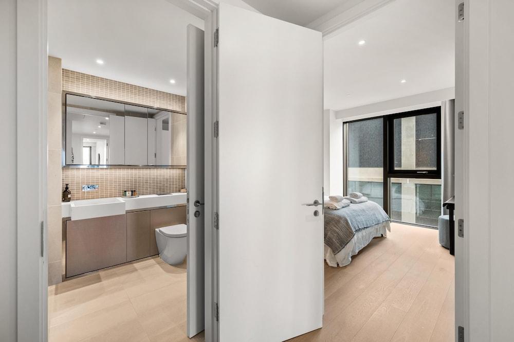 Luxury Two Bedroom Apartment in East Londons Docklands 2