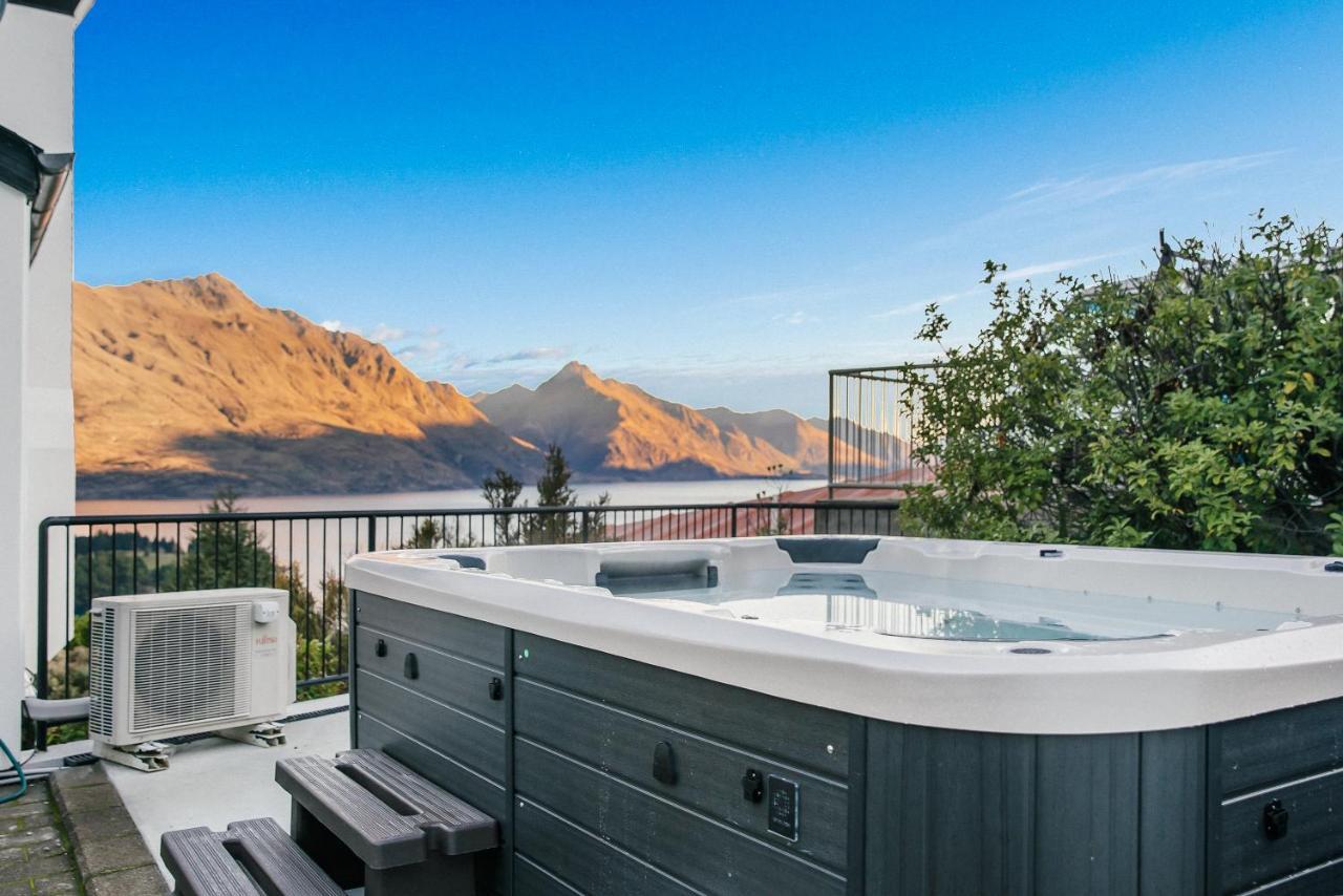 Million Dollar Views - Central Luxury + Hot Tub*