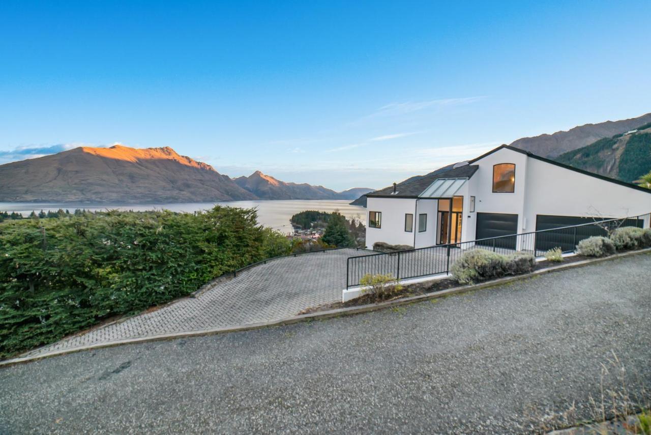 Million Dollar Views - Central Luxury + Hot Tub* 2