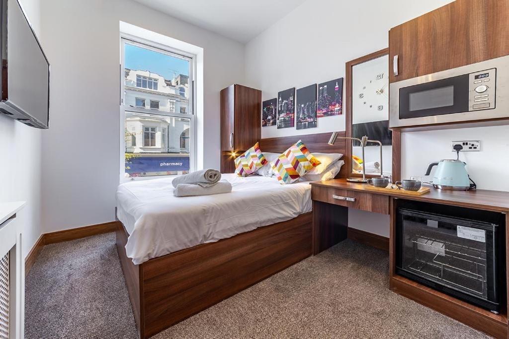 205 Earls Court Rooms 2