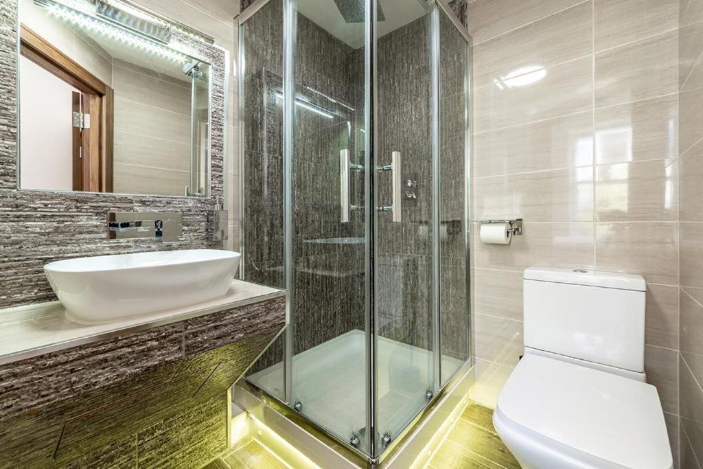205 Earls Court Rooms 1