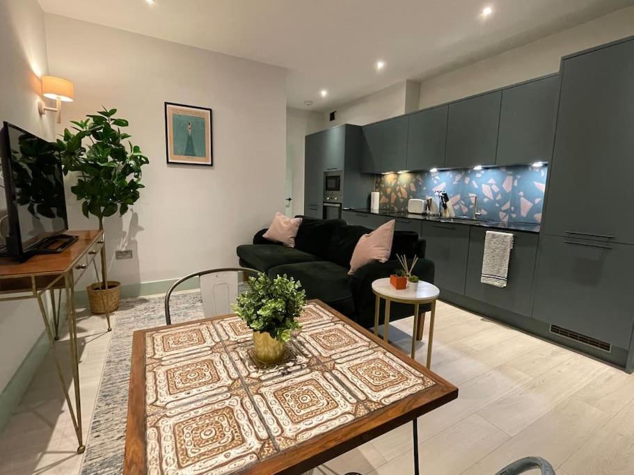 Cute 1-Bedroom Ground Apartment in Stoke Newington 2