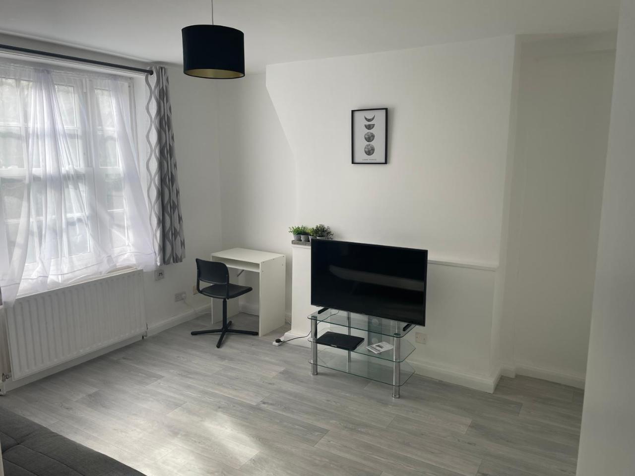 One Bedroom Flat Near Vauxhall Train Station London