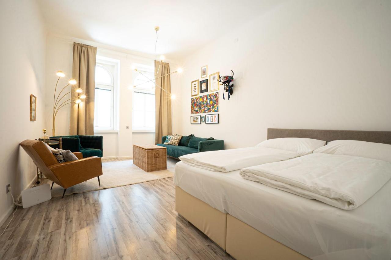 2-Room Apartment on the First Floor with Designer Renovation. Exit To the Courtyard. 15 Minutes To Schloss Schonbrunn