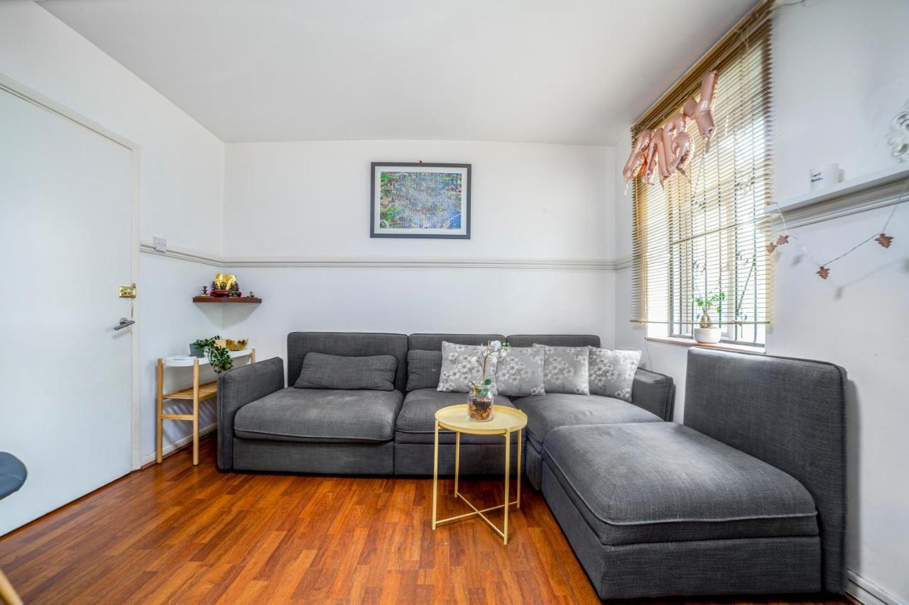 2 Story Apt on the Ground Floor at Clapham North 1