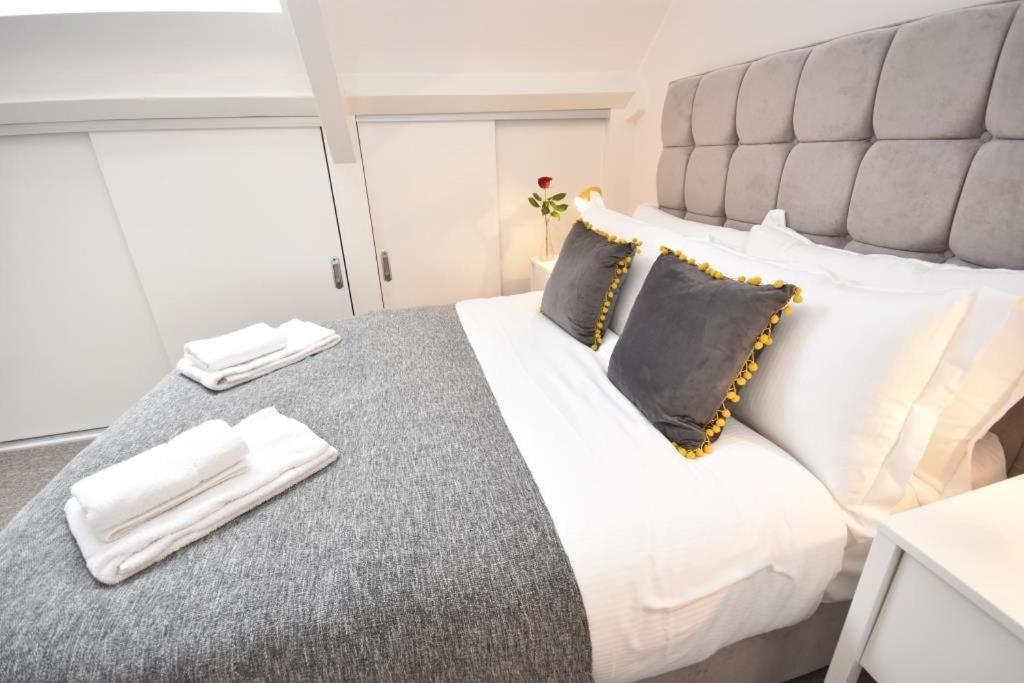 Apt 3, Opera House Ensuite 4th Floor by Indigo Flats 1