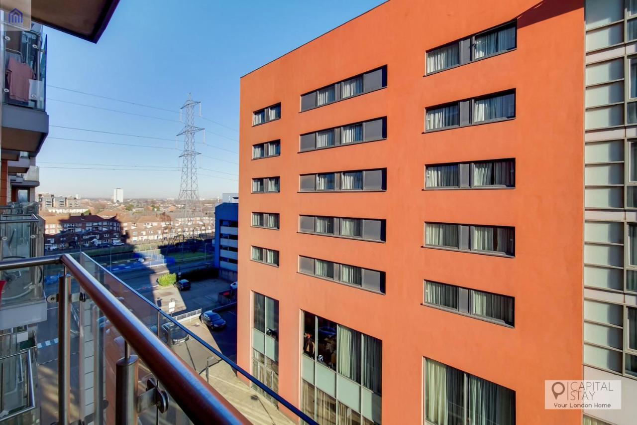 Deluxe One Bed Apartment by London Excel 1