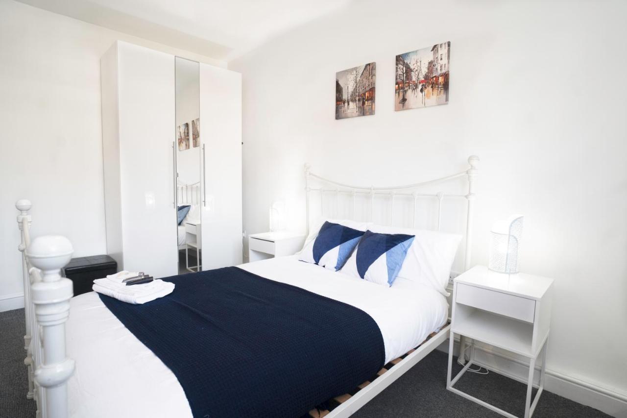 Amazing 3 Bedroom Apt by Lets Stay Together Short Lets & Serviced Accommodation Greater London with Free Wifi 1