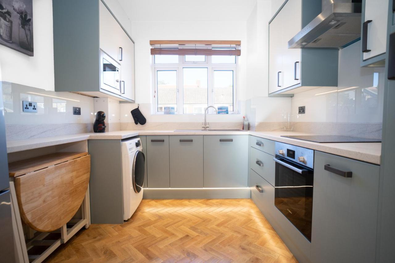 Amazing 3 Bedroom Apt by Lets Stay Together Short Lets & Serviced Accommodation Greater London with Free Wifi