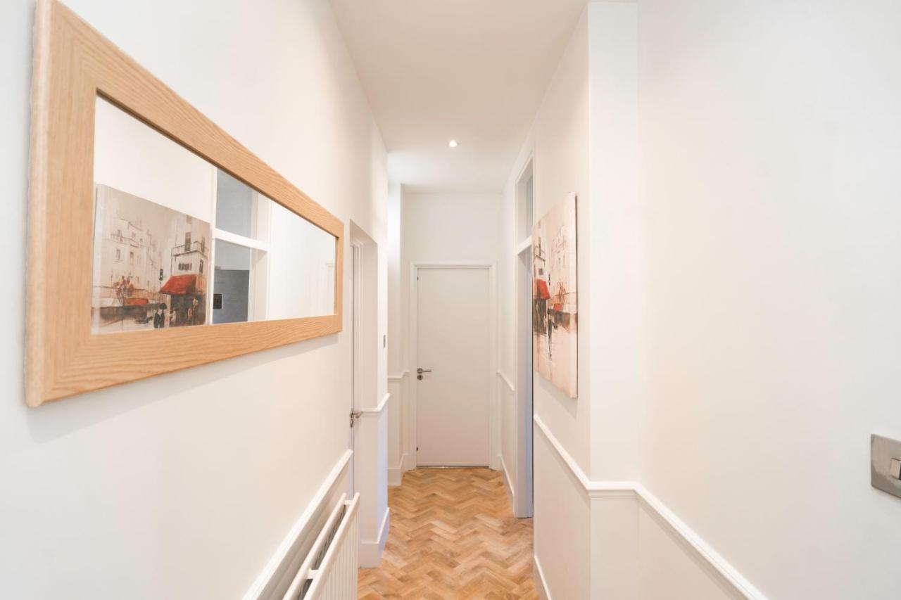 Amazing 3 Bedroom Apt by Lets Stay Together Short Lets & Serviced Accommodation Greater London with Free Wifi 2