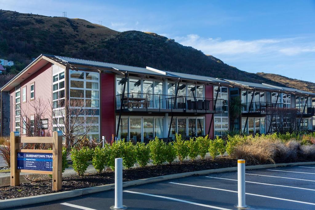 Absolute Lakefront Location - 3 Bedroom Apartment 2