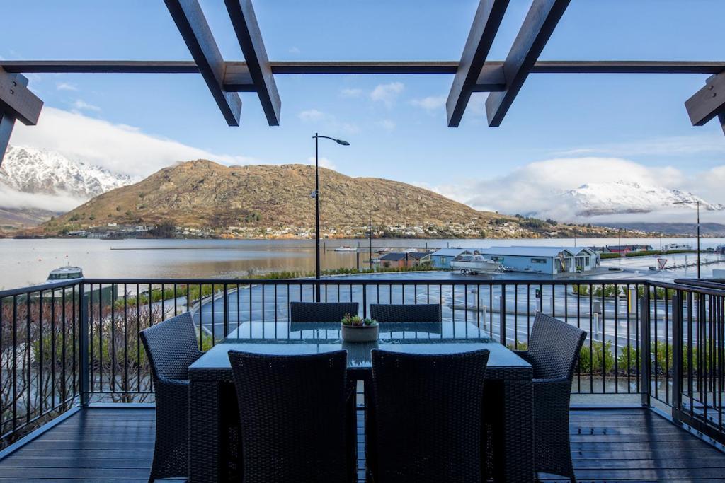 Absolute Lakefront Location - 3 Bedroom Apartment
