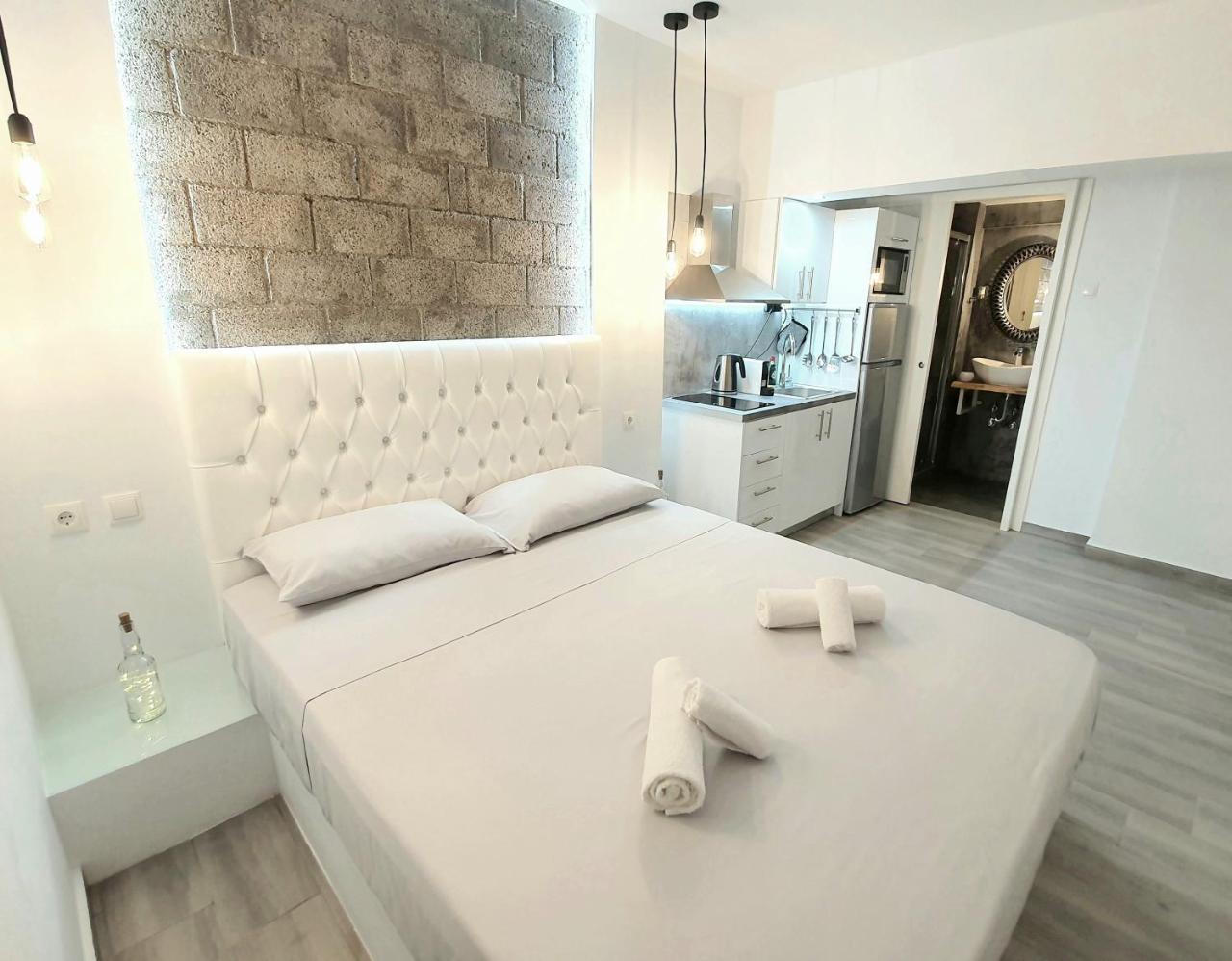 Lux Studio 12 with Yard in the Heart of Athens
