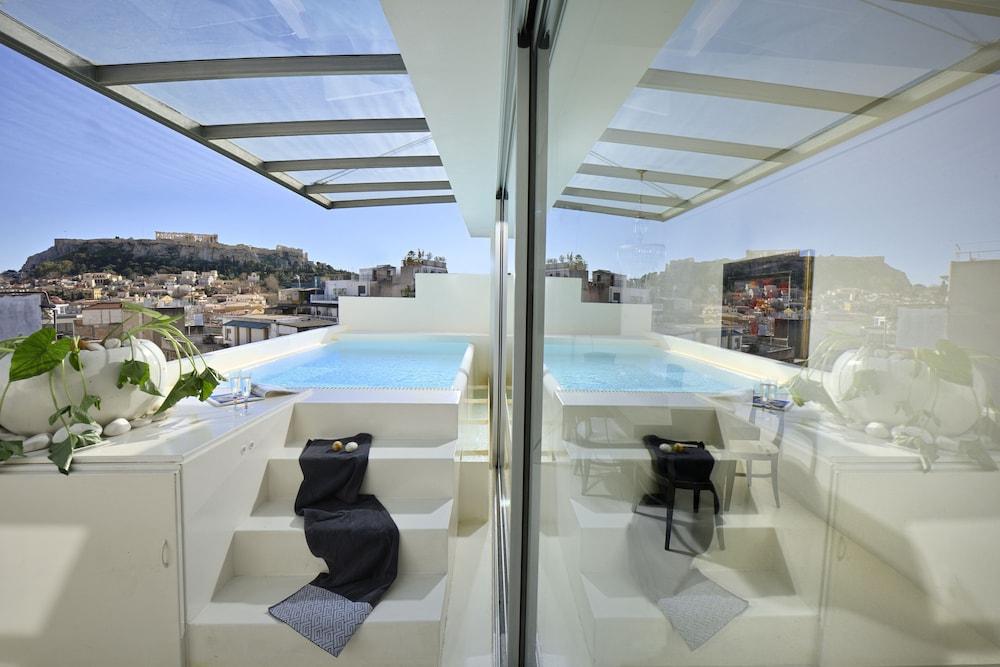 Alto Psyrri Penthouse by K&K