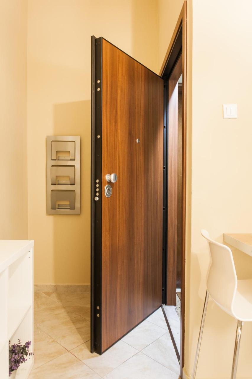 Safe Quiet Rooms in Apartment Close To Metro Station And Walk Acropolis