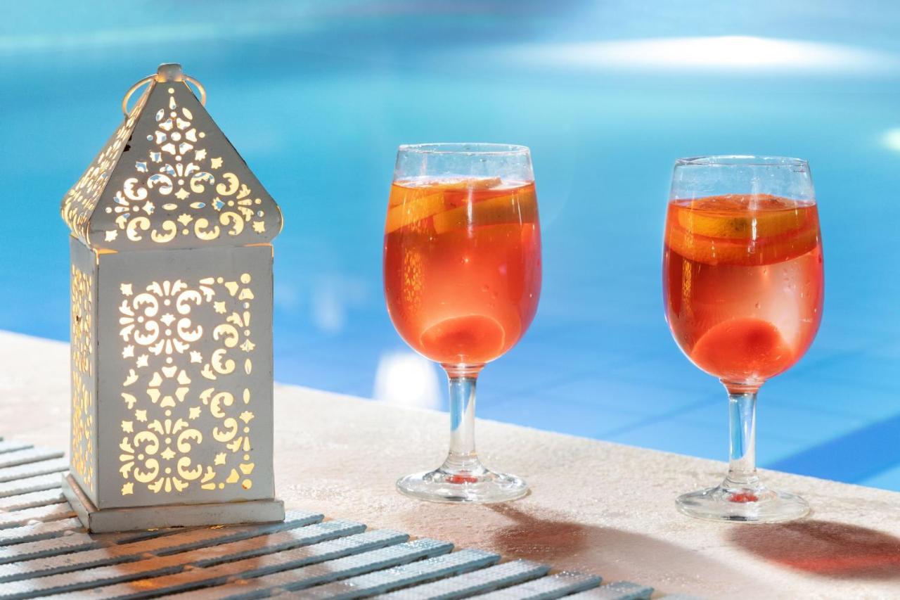 Villa Paradiso: Near Beach, Superb Pool And Garden